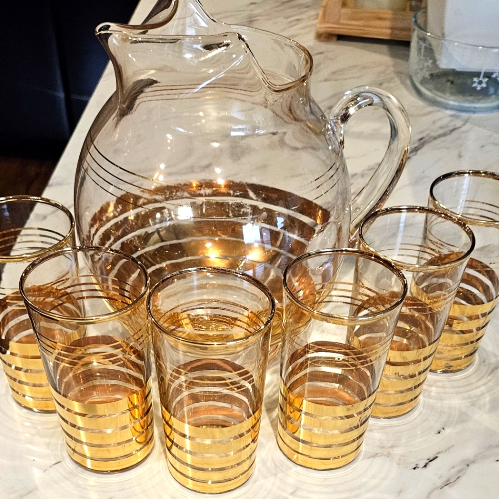 Vintage  Dorothy Thorpe Gold Stripe 100 oz Pitcher & 6 (10 oz) Matching Tumblers